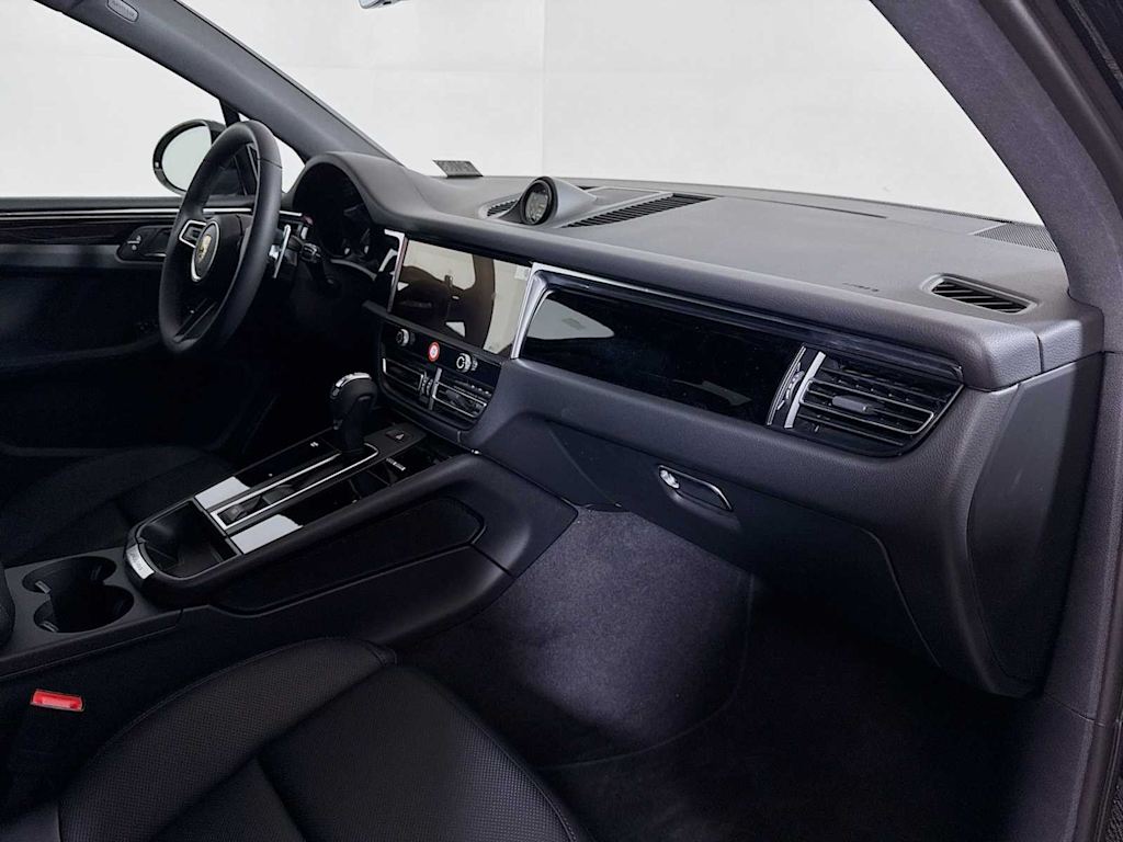 Thumbnail: 2025 Porsche Macan - 25
