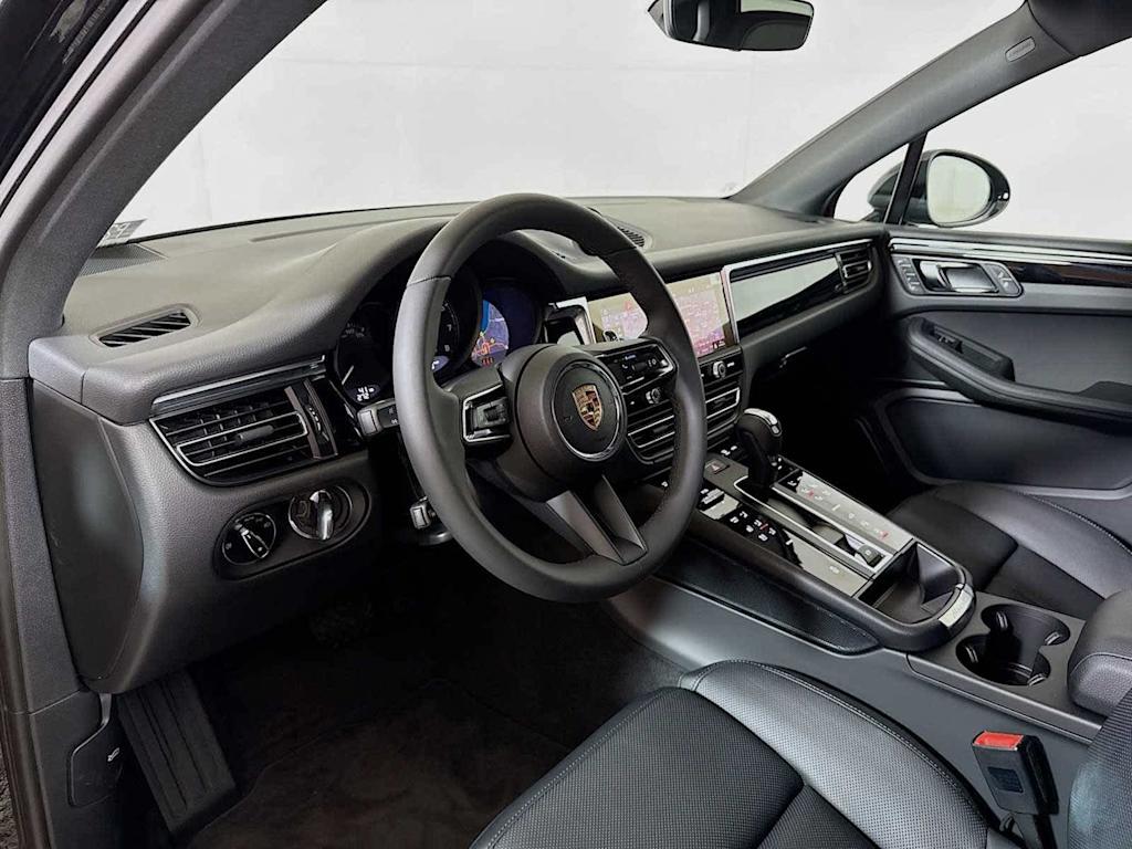 Thumbnail: 2025 Porsche Macan - 31
