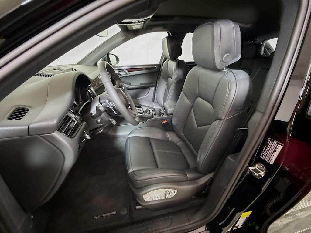 Thumbnail: 2025 Porsche Macan - 32
