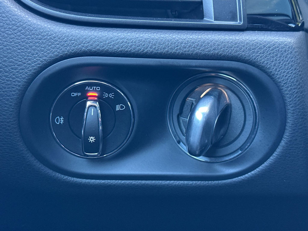 Thumbnail: 2025 Porsche Macan - 32