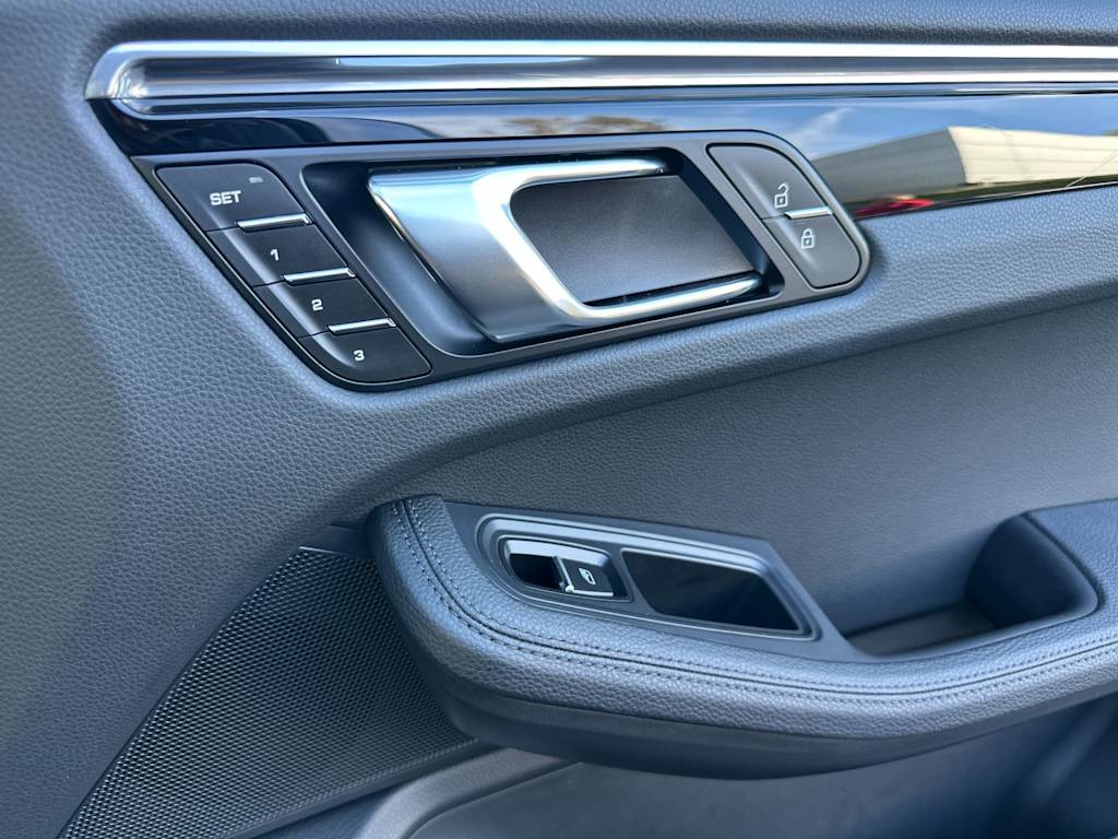 Thumbnail: 2025 Porsche Macan - 25