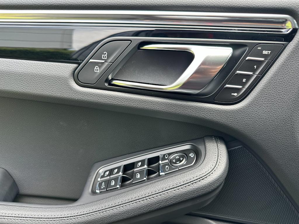 Thumbnail: 2025 Porsche Macan - 21