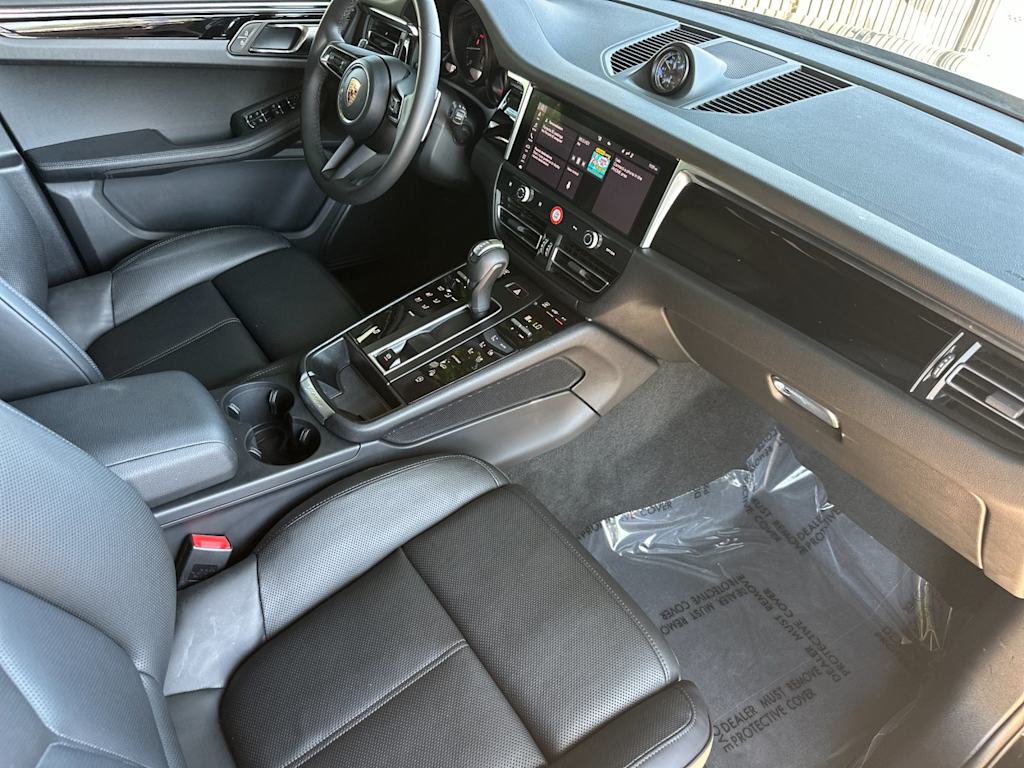 Thumbnail: 2026 Porsche Macan - 12