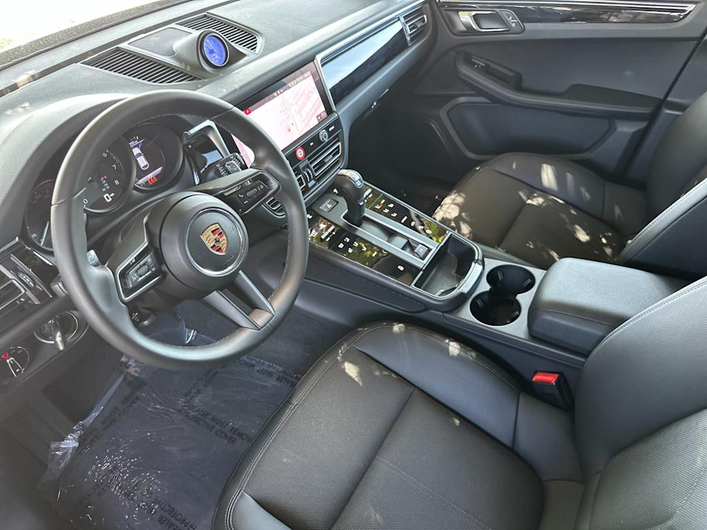 Thumbnail: 2026 Porsche Macan - 10