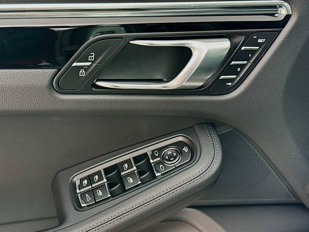 Thumbnail: 2026 Porsche Macan - 22