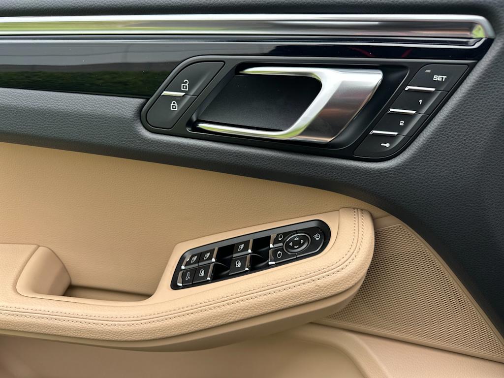 Thumbnail: 2026 Porsche Macan - 21