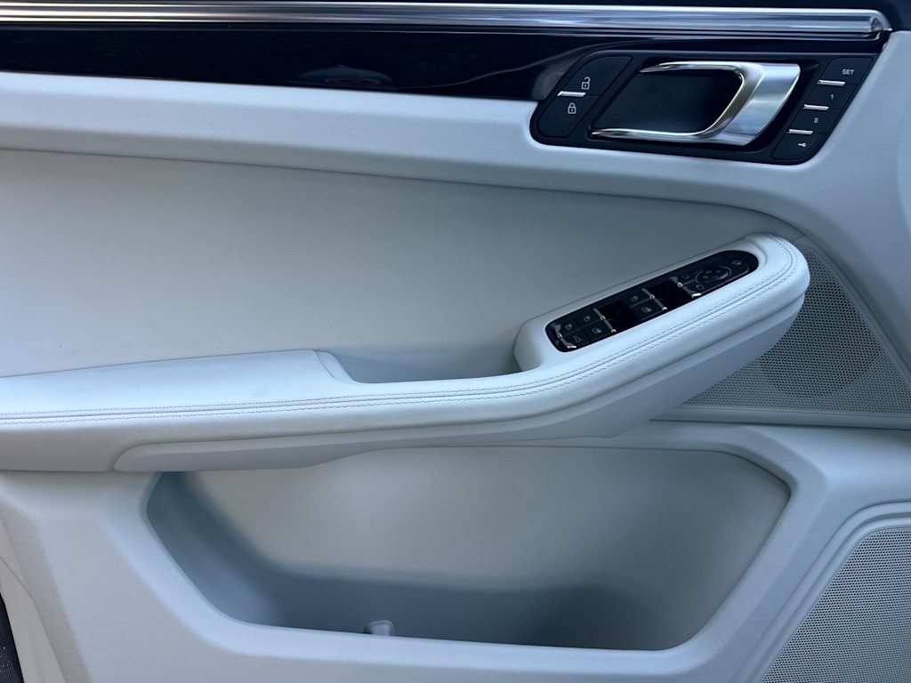 Thumbnail: 2026 Porsche Macan - 22