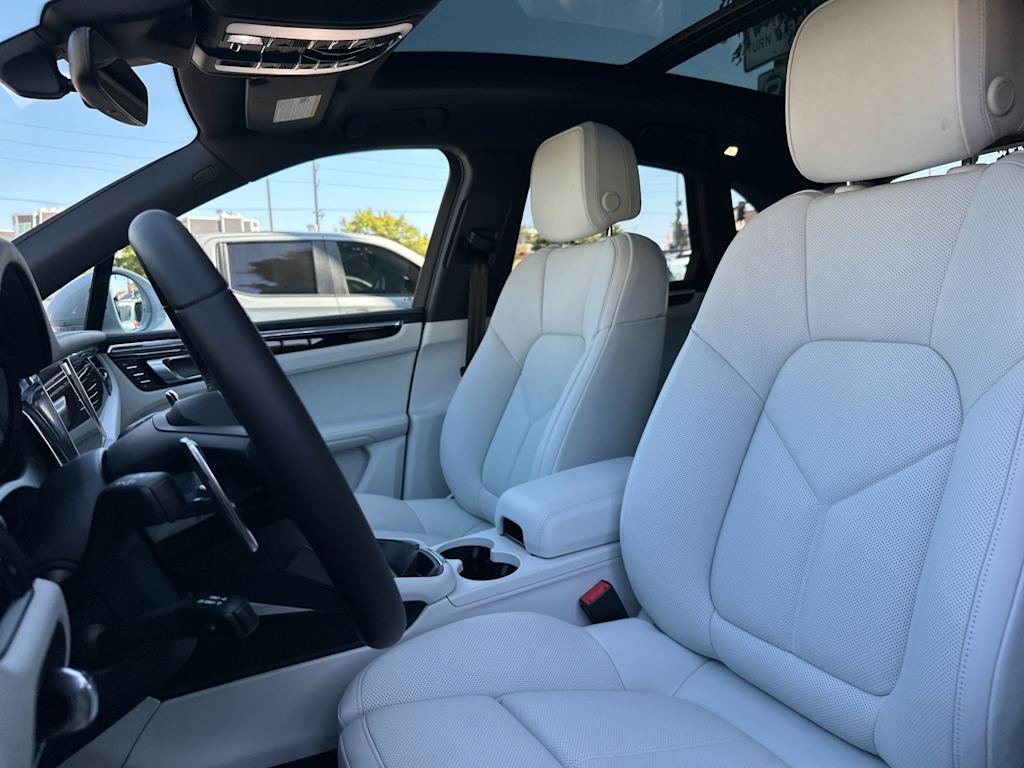 Thumbnail: 2026 Porsche Macan - 10