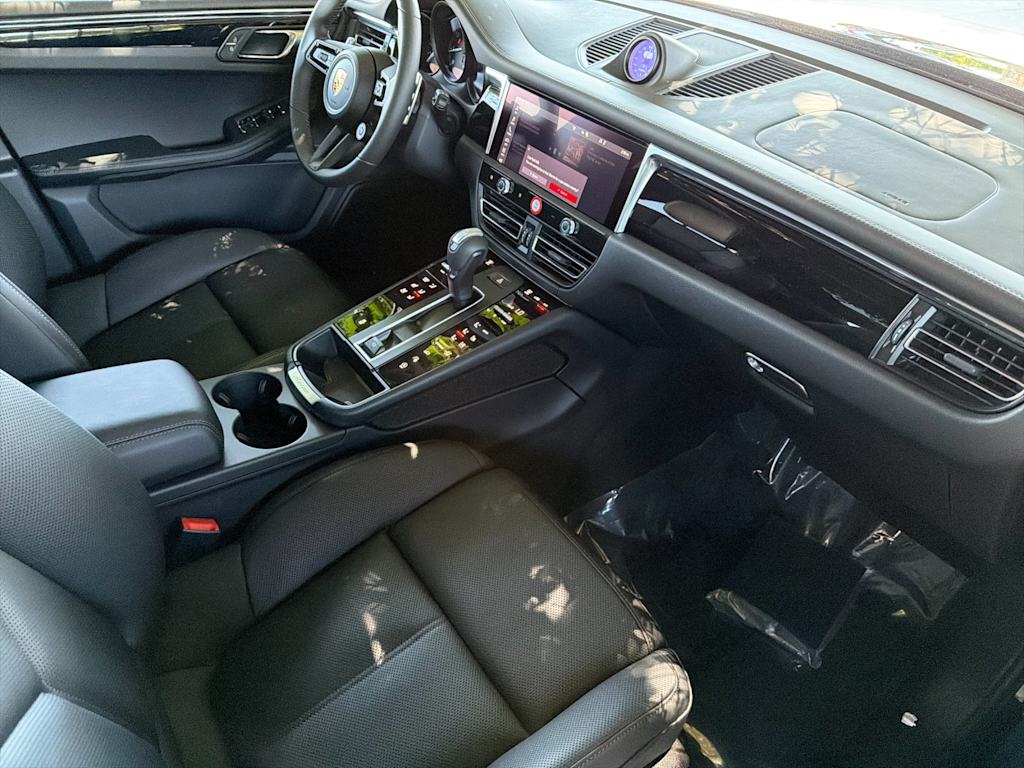 Thumbnail: 2026 Porsche Macan - 12
