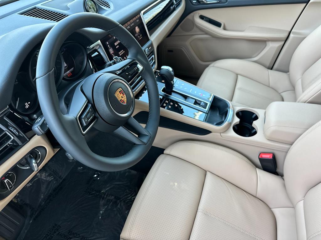 Thumbnail: 2026 Porsche Macan - 10