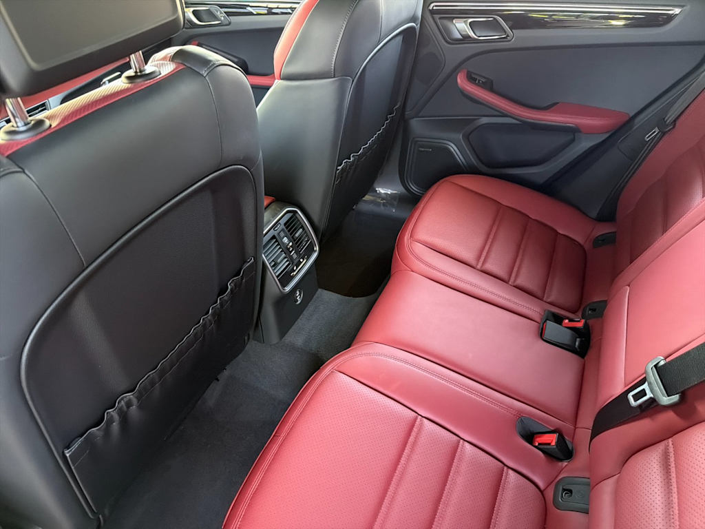 Thumbnail: 2026 Porsche Macan - 12