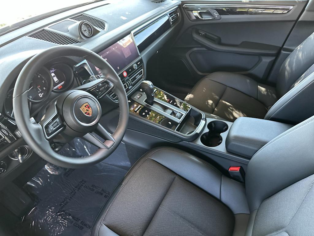 Thumbnail: 2026 Porsche Macan - 10