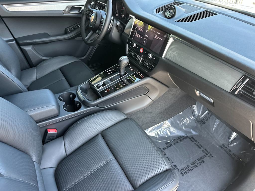 Thumbnail: 2026 Porsche Macan - 14
