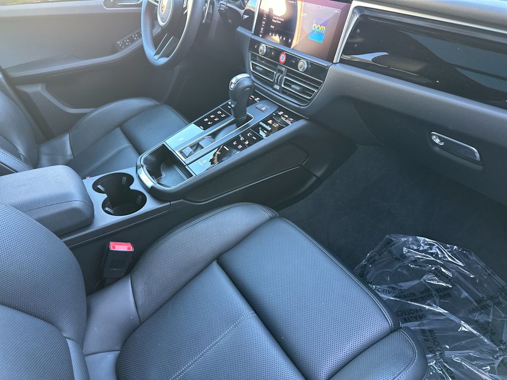 Thumbnail: 2025 Porsche Macan - 13