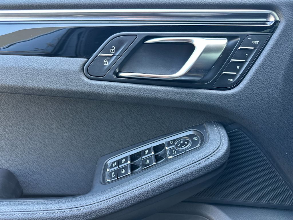Thumbnail: 2025 Porsche Macan - 22