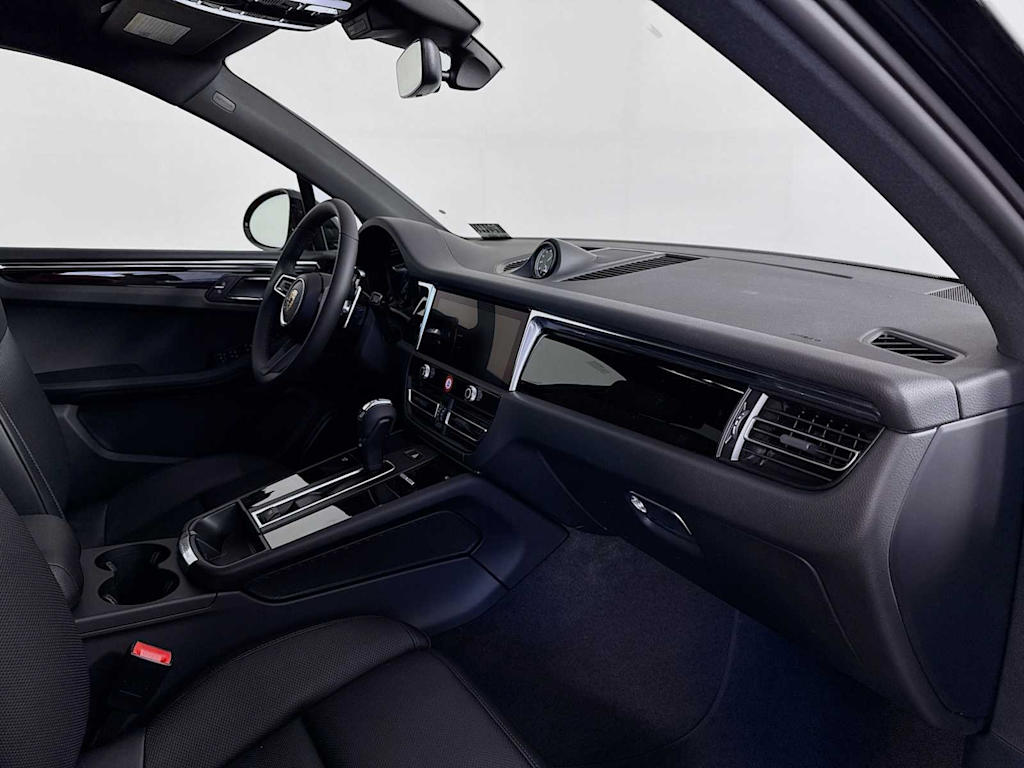 Thumbnail: 2025 Porsche Macan - 25