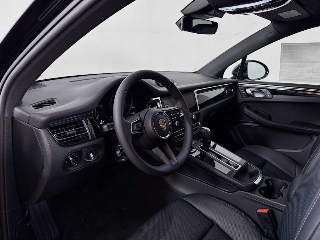Thumbnail: 2025 Porsche Macan - 2
