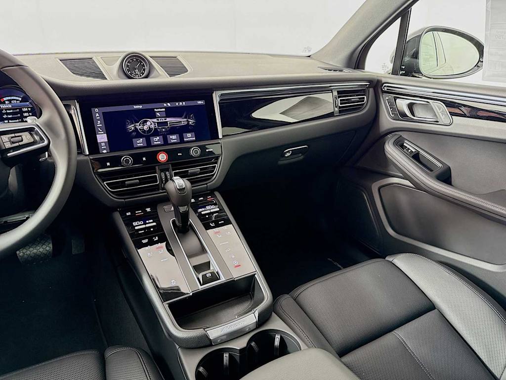 Thumbnail: 2025 Porsche Macan - 13