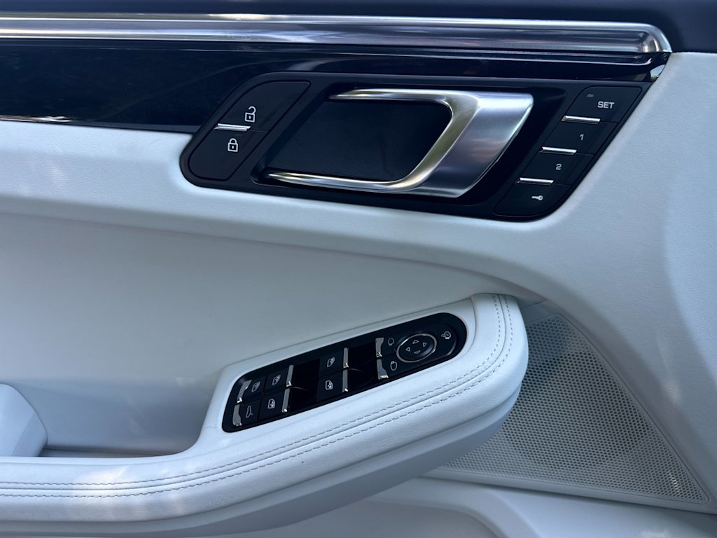Thumbnail: 2025 Porsche Macan - 21