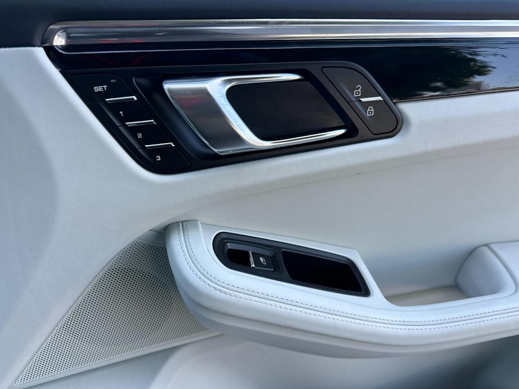Thumbnail: 2025 Porsche Macan - 25