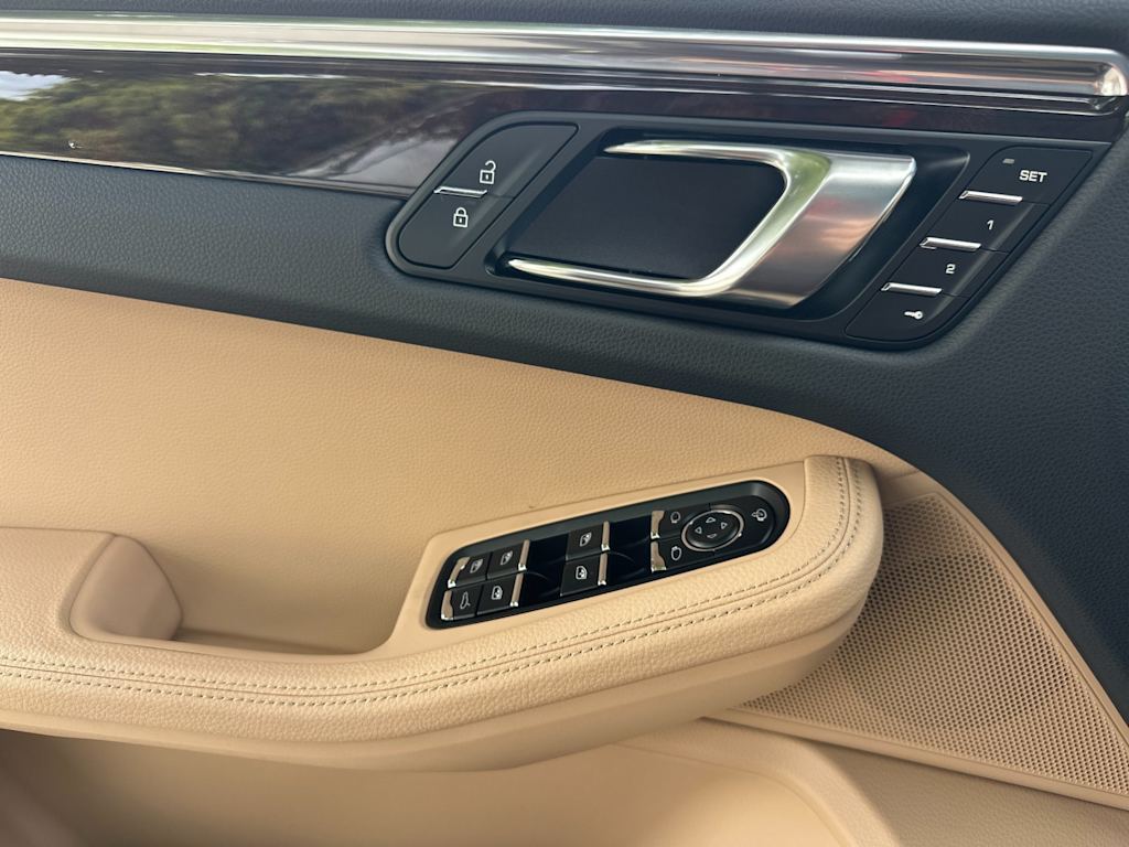 Thumbnail: 2025 Porsche Macan - 22