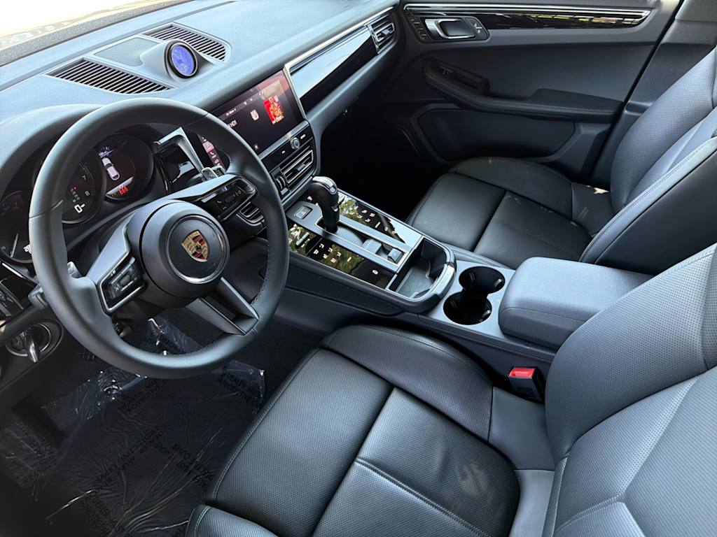 Thumbnail: 2026 Porsche Macan - 10