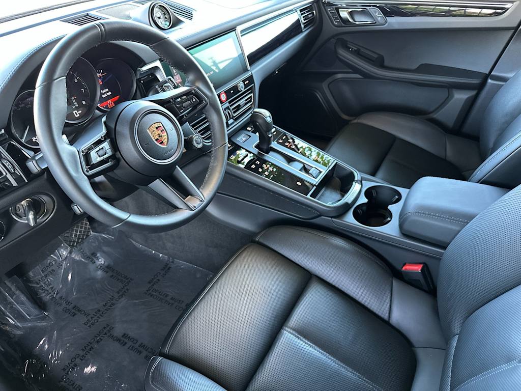 Thumbnail: 2026 Porsche Macan - 10