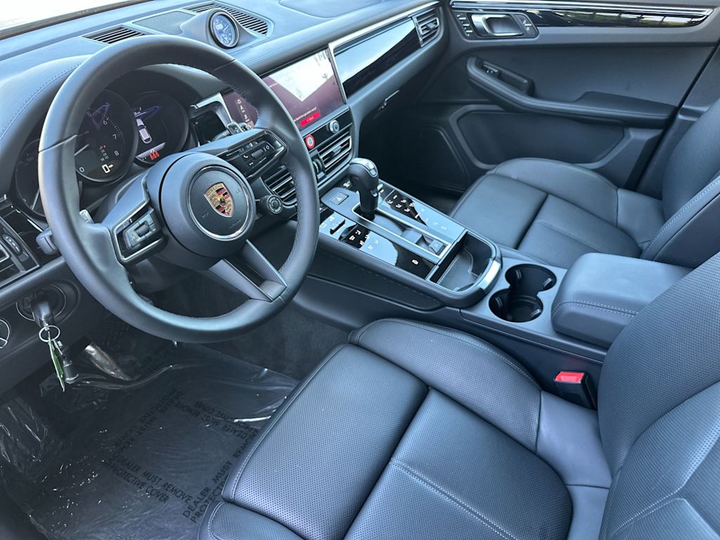 Thumbnail: 2026 Porsche Macan - 10