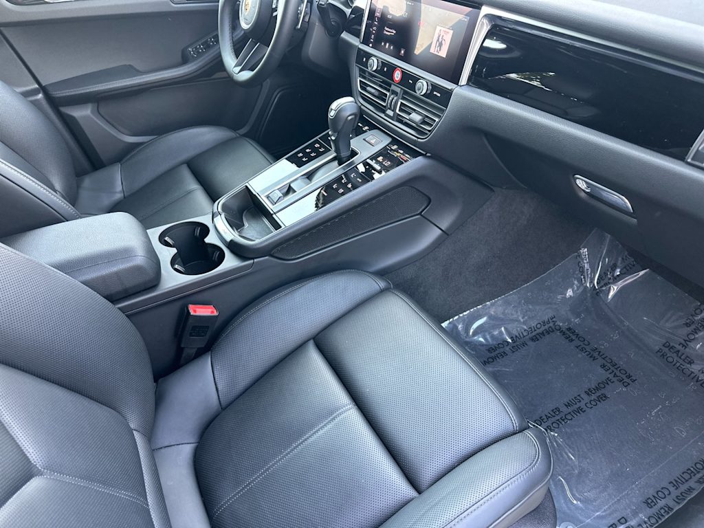 Thumbnail: 2026 Porsche Macan - 23