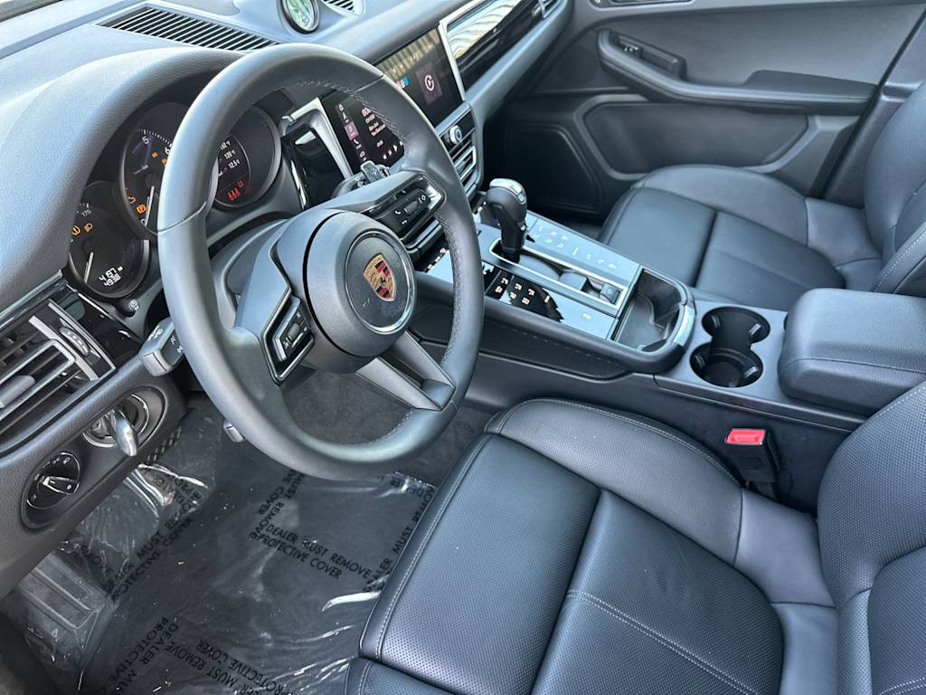 Thumbnail: 2026 Porsche Macan - 10