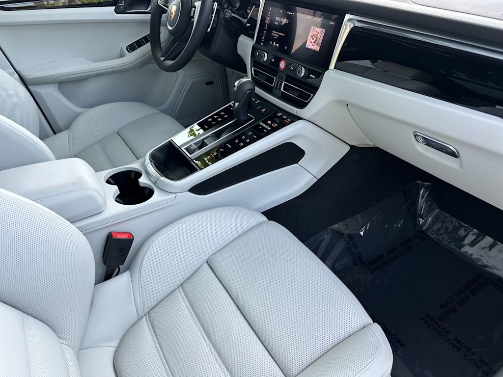 Thumbnail: 2026 Porsche Macan - 12