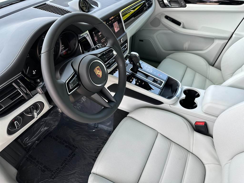 Thumbnail: 2026 Porsche Macan - 9