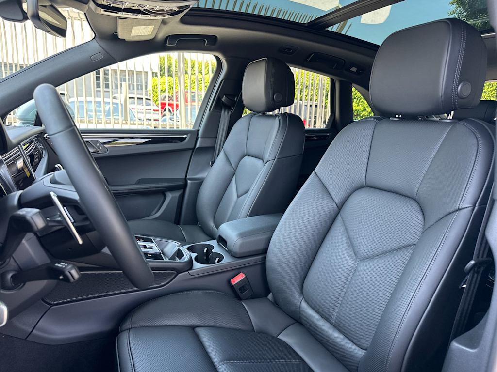 Thumbnail: 2026 Porsche Macan - 11