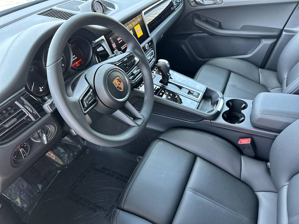 Thumbnail: 2026 Porsche Macan - 10