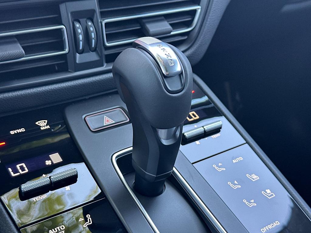 Thumbnail: 2026 Porsche Macan - 27