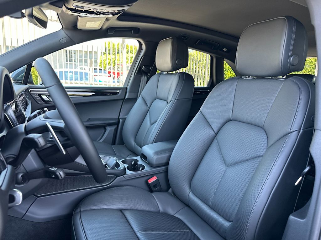 Thumbnail: 2026 Porsche Macan - 10