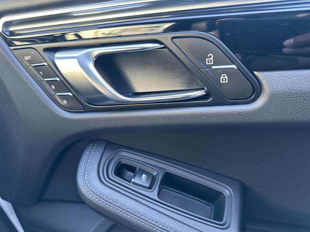 Thumbnail: 2025 Porsche Macan - 25