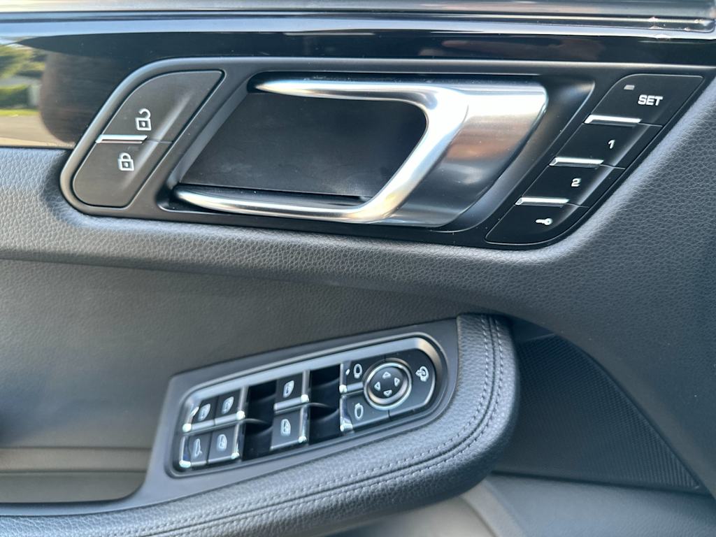 Thumbnail: 2025 Porsche Macan - 22