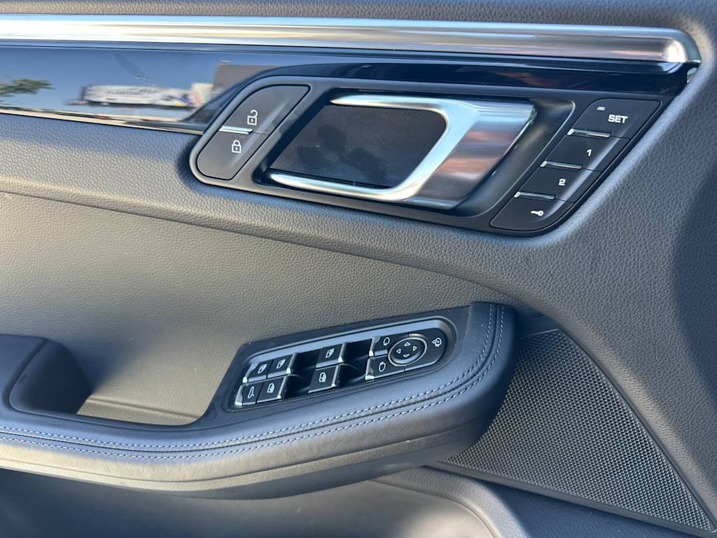 Thumbnail: 2025 Porsche Macan - 22