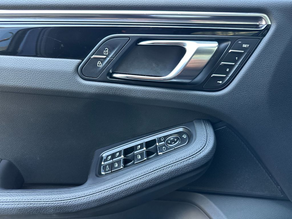 Thumbnail: 2025 Porsche Macan - 21