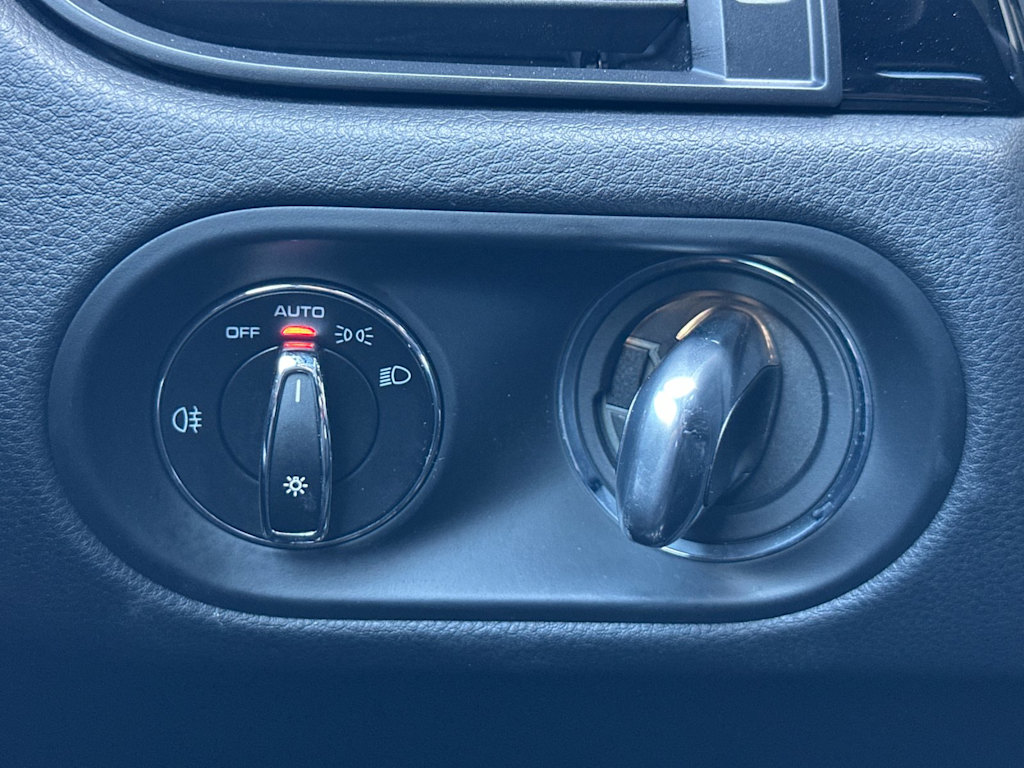 Thumbnail: 2025 Porsche Macan - 32