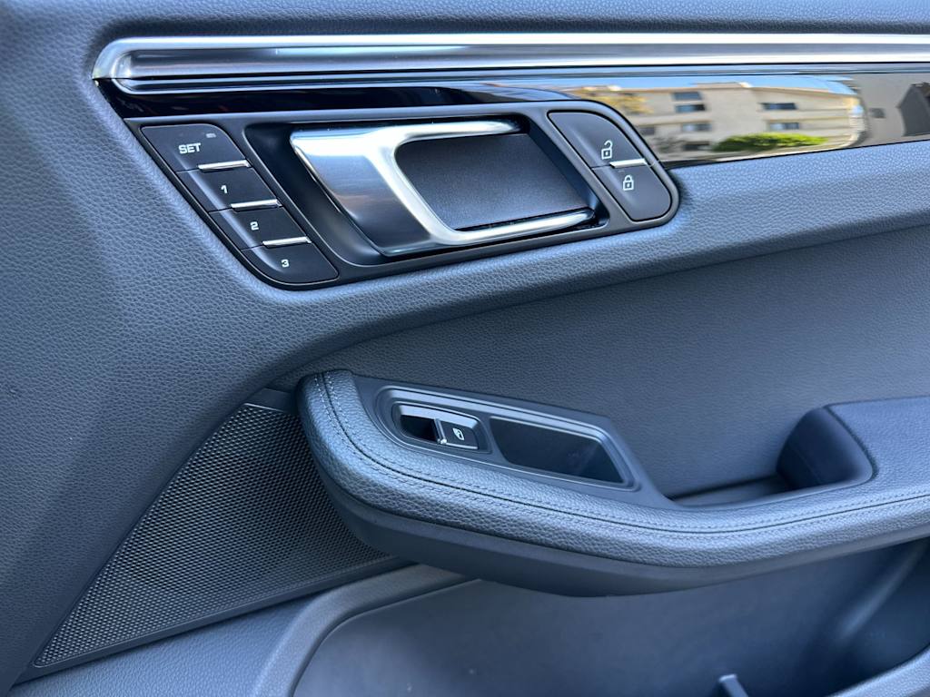 Thumbnail: 2025 Porsche Macan - 25