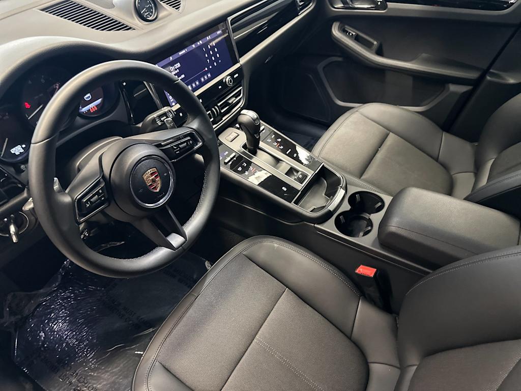 Thumbnail: 2025 Porsche Macan - 2
