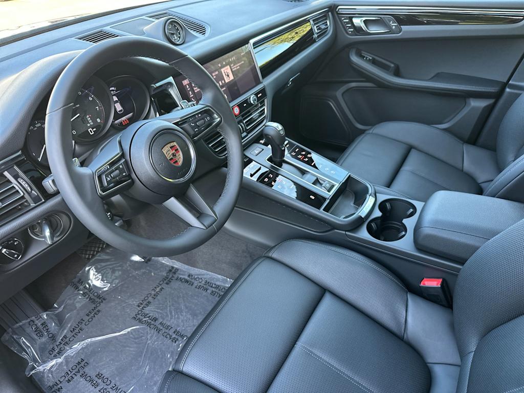 Thumbnail: 2025 Porsche Macan - 2