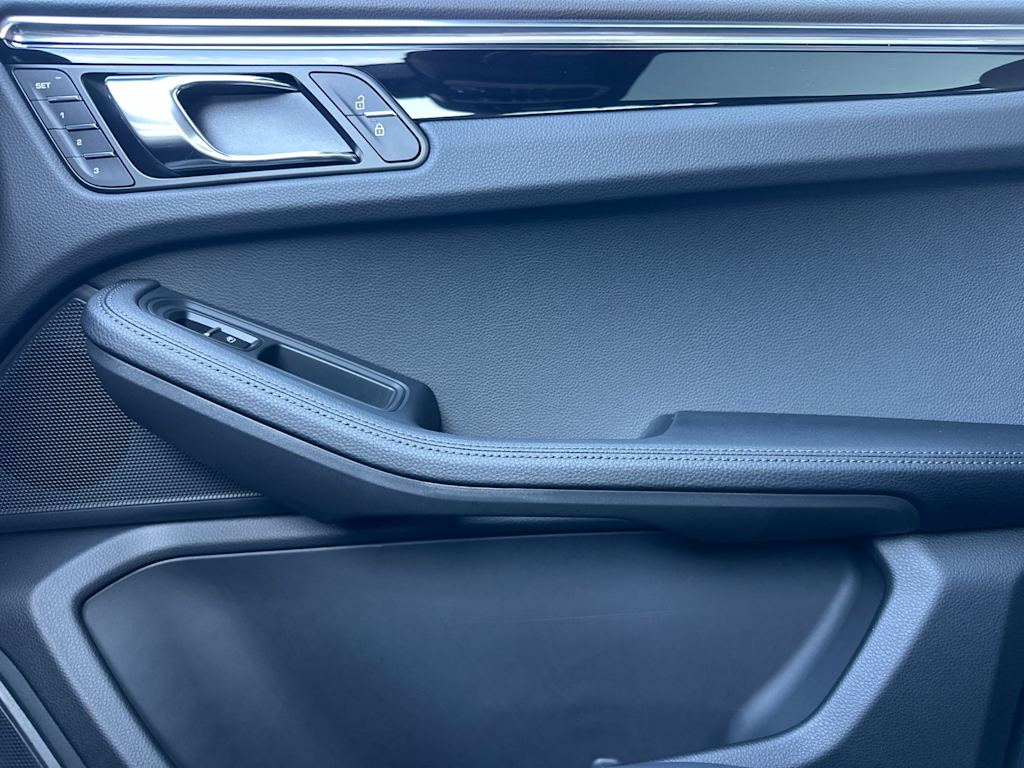 Thumbnail: 2025 Porsche Macan - 25