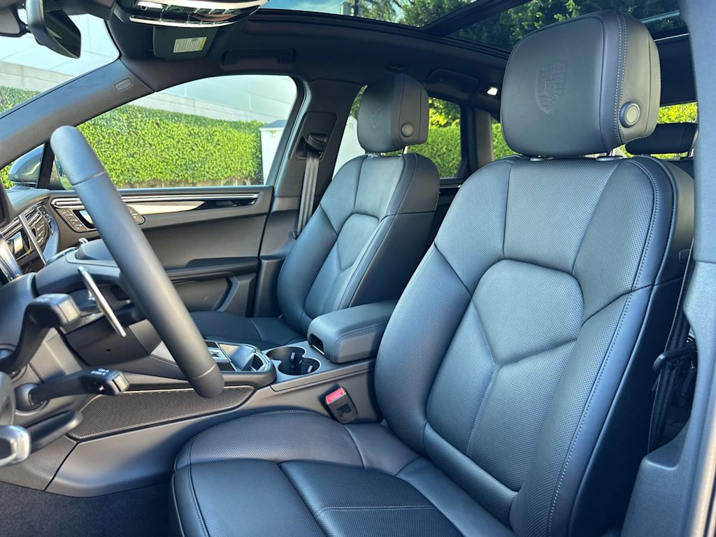 Thumbnail: 2026 Porsche Macan - 9