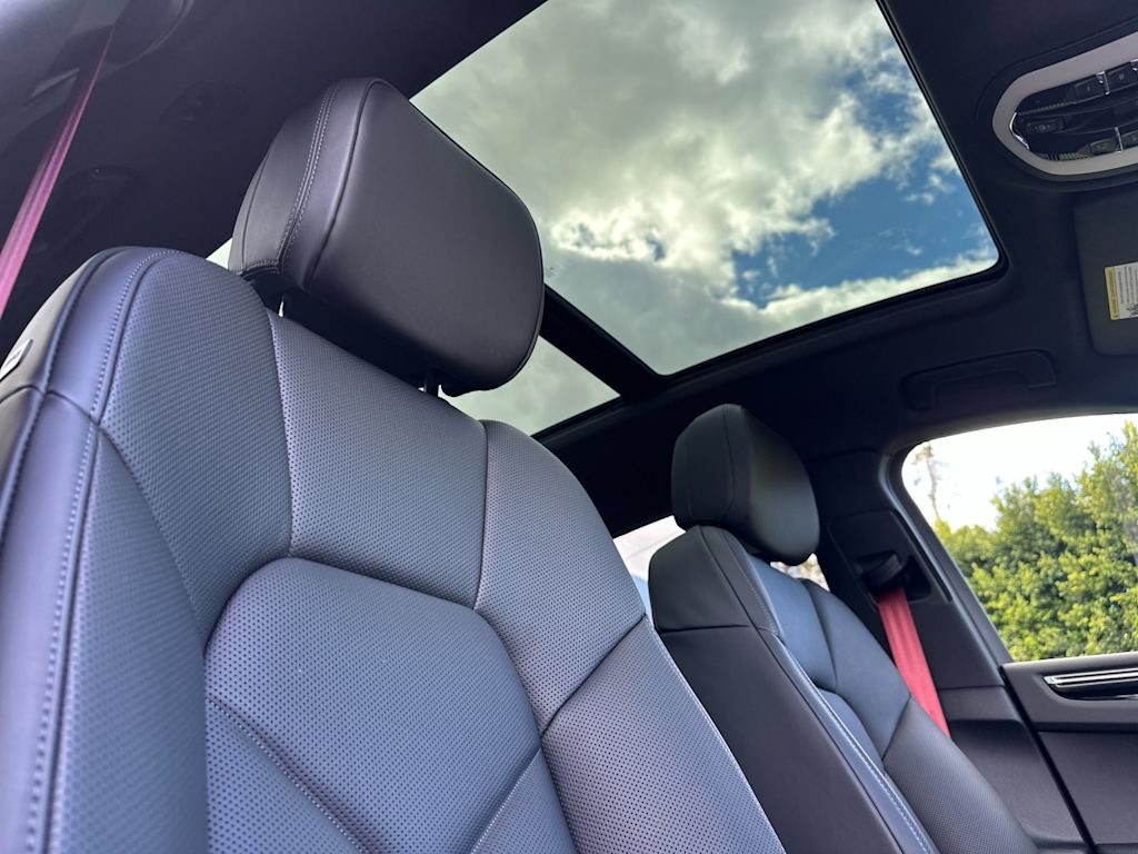 Thumbnail: 2026 Porsche Macan - 25