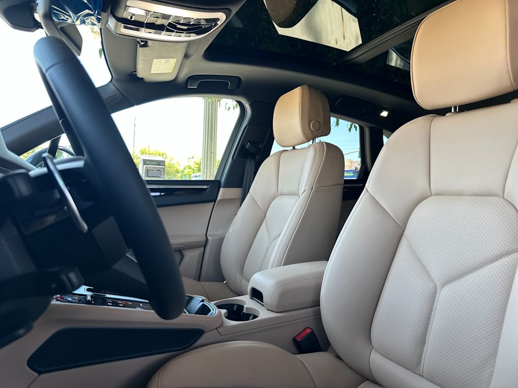 Thumbnail: 2026 Porsche Macan - 10