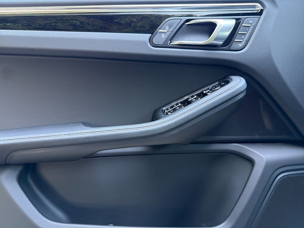 Thumbnail: 2026 Porsche Macan - 22