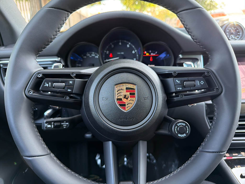 Thumbnail: 2026 Porsche Macan - 14